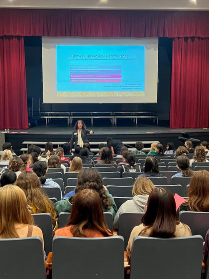 Suzanne de Janasz teaching